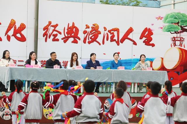 九游体育童心飞扬燃动赛场！二七区艺术小学春季田径运动会快乐无限(图1)