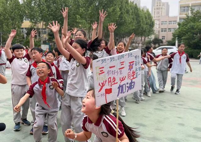 九游体育童心飞扬燃动赛场！二七区艺术小学春季田径运动会快乐无限(图9)