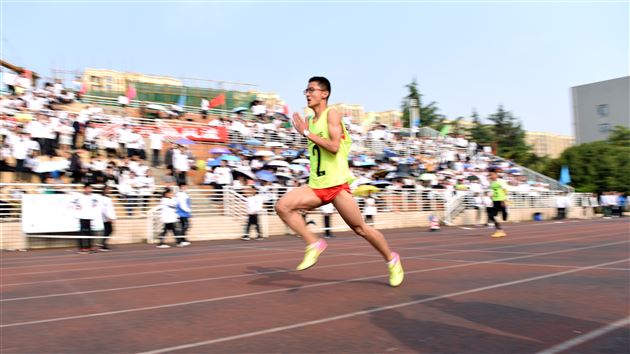 九游体育第二届世界人形机器人运动会共设田径、足球、太极拳等32个赛项(图1)