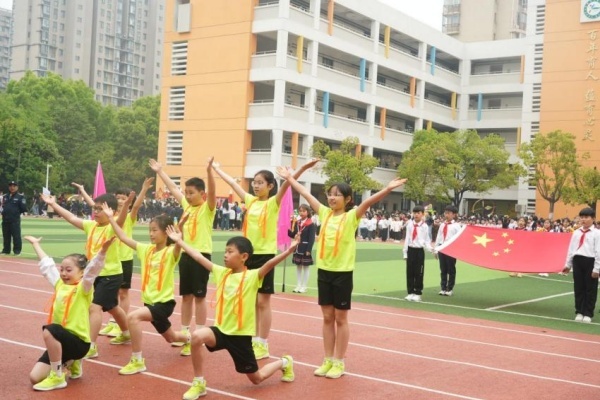九游体育骏马奔腾展风采 活力校园绽光芒——合肥市育新小学2026年春季田径运动会圆满落幕(图6)