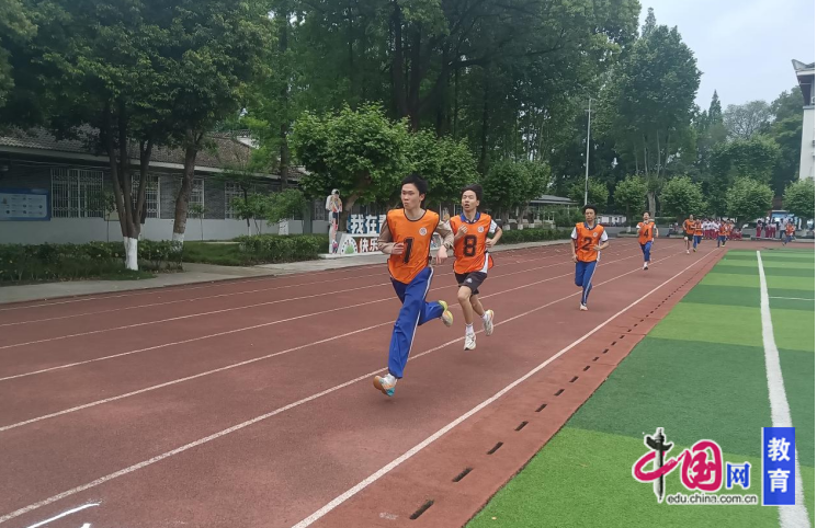 九游体育跃动青春力量闪耀赛场光芒 成都青羊综合高中首届田径运动会圆满举行(图2)