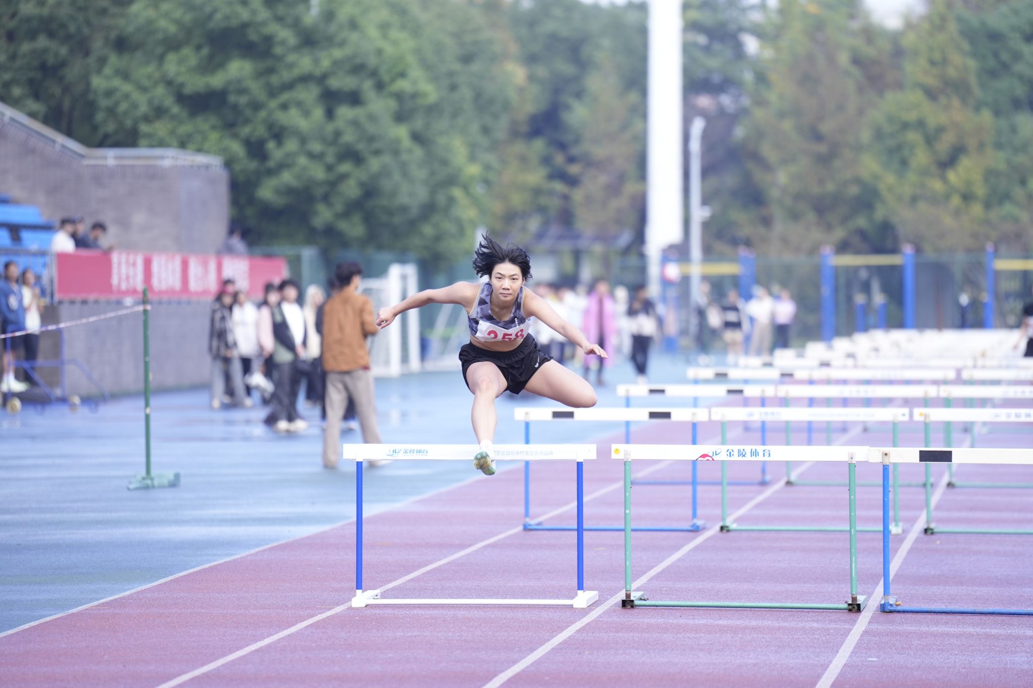 河南健儿闪耀全国田九游体育径中长跑赛金牌频传让人振奋！(图1)