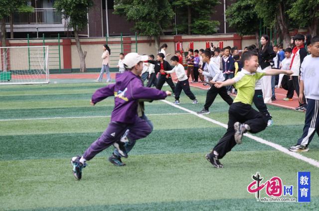 九游体育跃动青春逐梦赛场 乐山柏杨小学春季田径运动会超燃收官(图2)