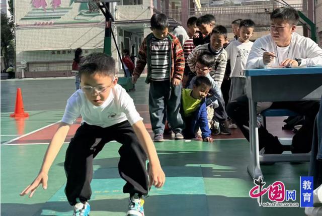 九游体育跃动青春逐梦赛场 乐山柏杨小学春季田径运动会超燃收官(图3)