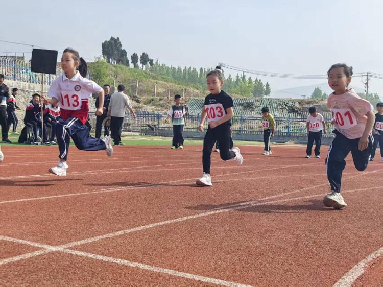 九游体育莱芜区和庄学校举行2026春季田径运动会(图2)