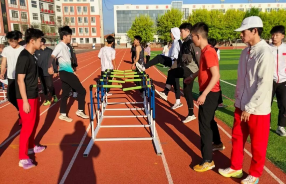九游体育驰骋赛场创佳绩松山学子绽芳华——我区代表队在赤峰市第十七届中学生田径运动会斩获多项桂冠(图6)