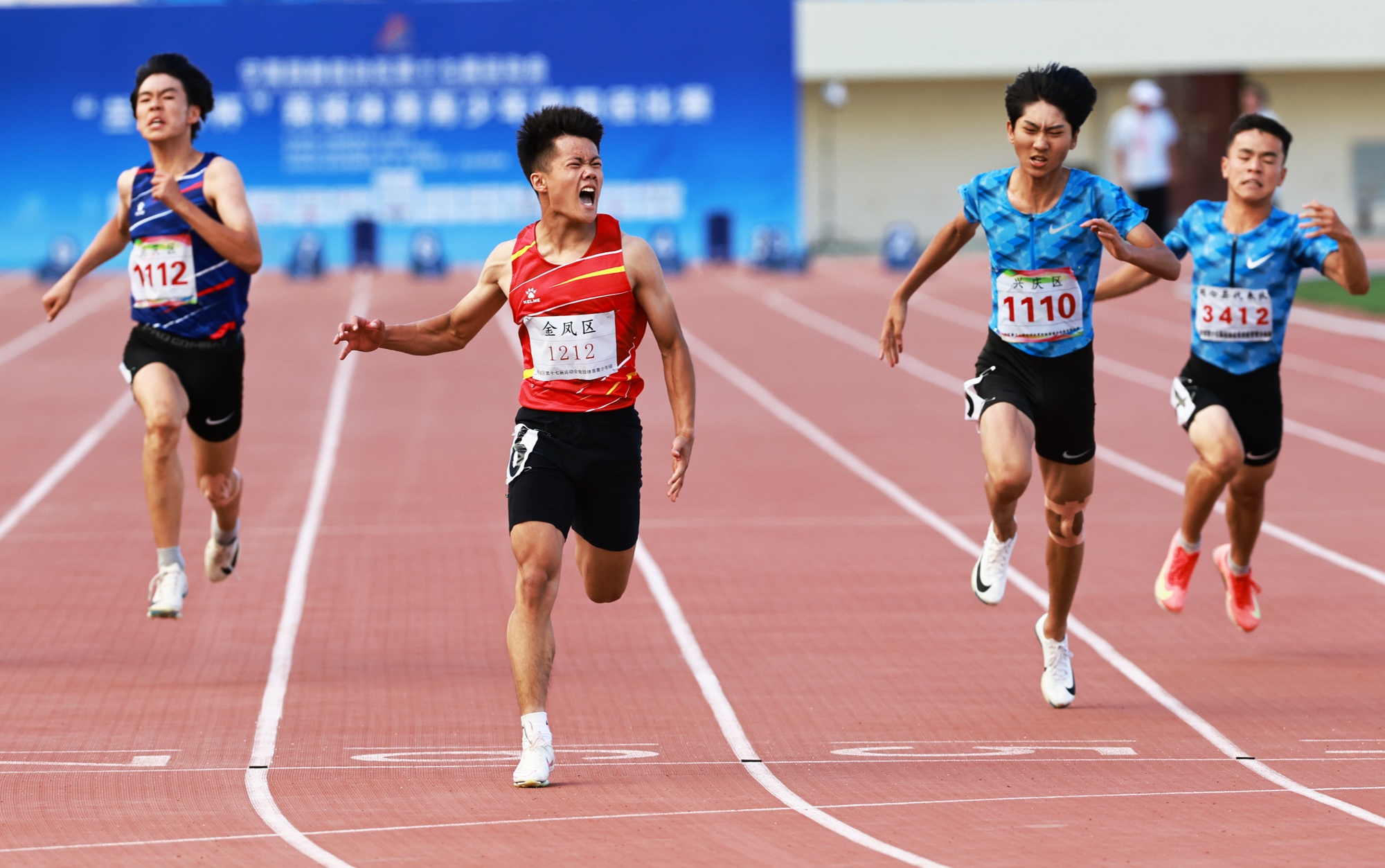 九游体育宁夏第十七届运动会青少年田径项目完赛6项径赛项目赛会纪录在贺兰山体育场被刷新(图3)