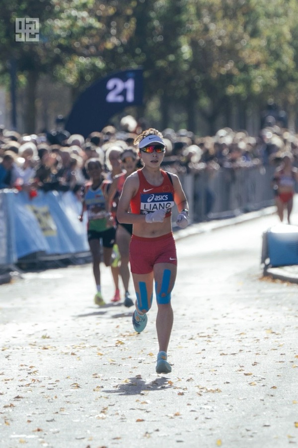 2026年路跑世锦赛：河南名将梁田田逆风九游体育驰骋斩获女子半马亚洲个人最佳(图2)