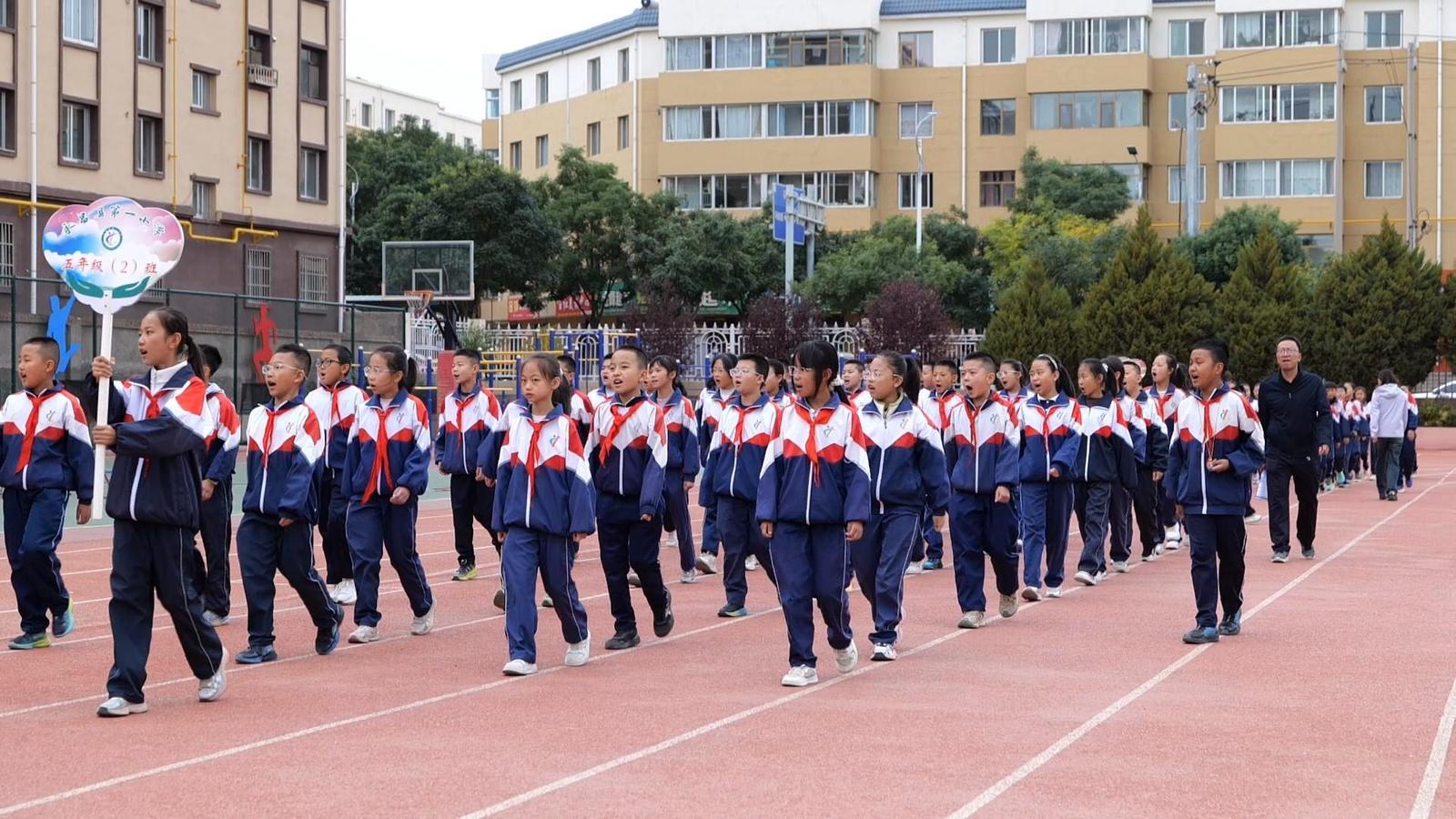 九游体育甘肃永昌一小学田径运动会开幕现场直击(图2)