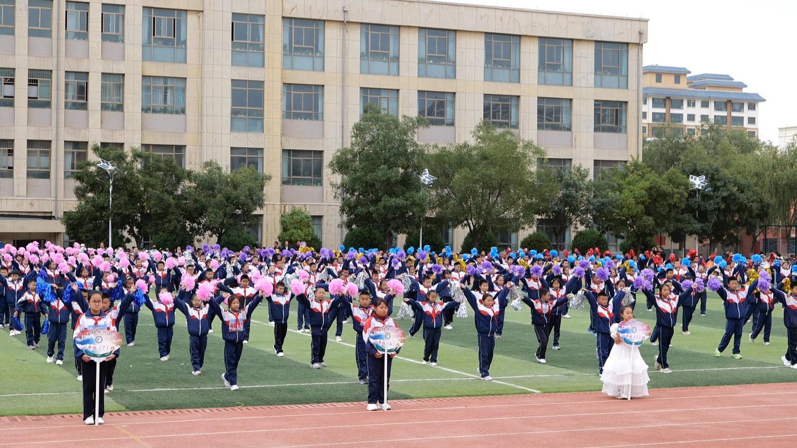 九游体育甘肃永昌一小学田径运动会开幕现场直击(图3)