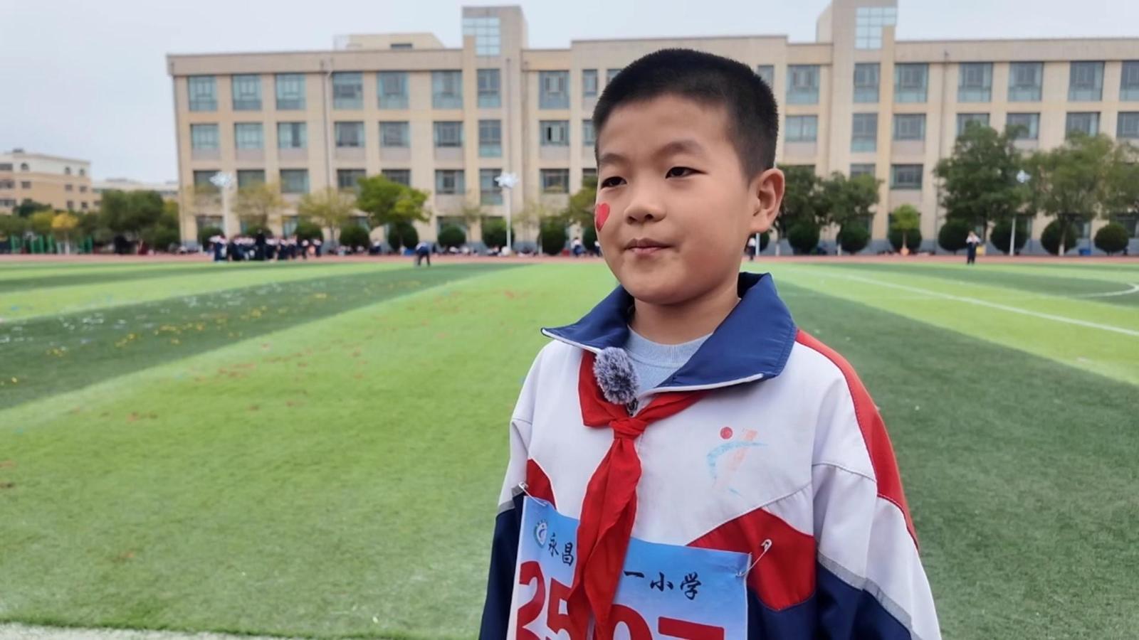 九游体育甘肃永昌一小学田径运动会开幕现场直击(图4)